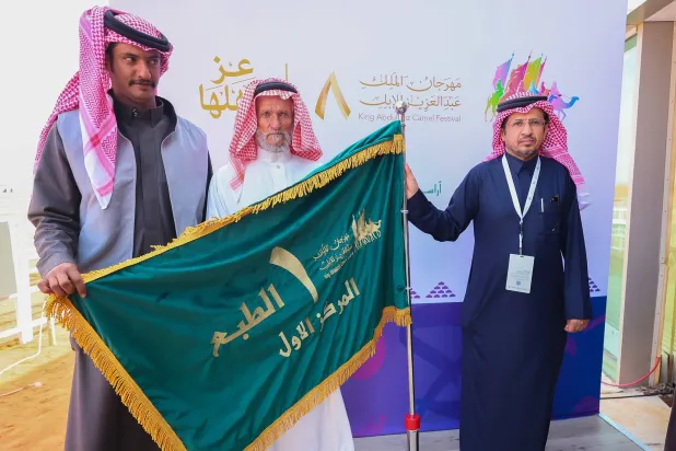 عبيد حجاج العتيبي توّج بالمركز الأول في «الطبع» (نادي الإبل)