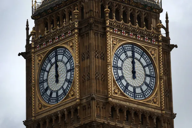 يحتفل «بيغ بن» بمرور قرن على بثّ صوت رنّته الشهيرة (وكالة الصور الصحافية الأوروبية)