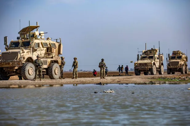 دورية لجنود أميركيين في 12 ديسمبر على مشارف الرميلان بالحسكة شمال شرقي سوريا التي يسيطر عليها الأكراد (أ.ف.ب)