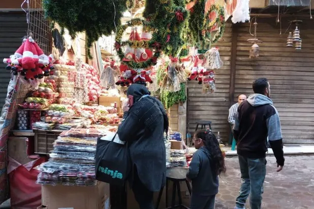 إحدى الأسواق الشعبية في مصر قبل استقبال العام الجديد (الشرق الأوسط)