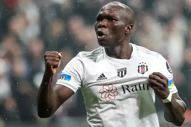 الكاميروني فينسيت أبو بكار لاعب بشكتاش التركي (الشرق الأوسط)