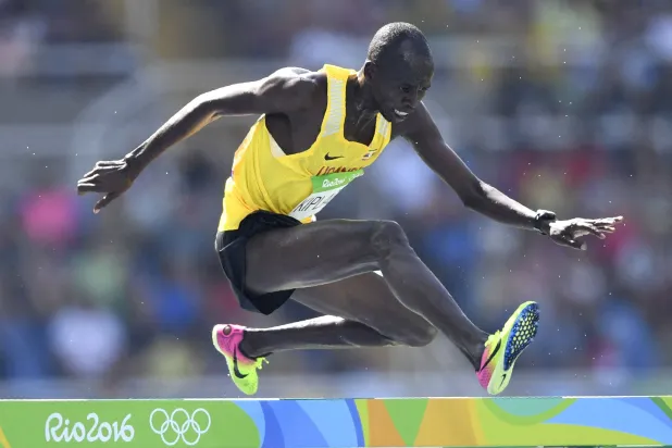 العداء الأوغندي بنجامين كيبلاغات خلال مشاركته في أولمبياد ريو دي جانيرو 2016 (أ.ف.ب)