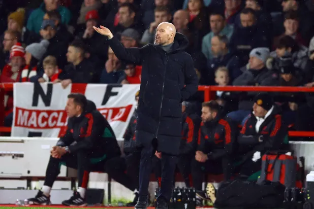 الحيرة تبدو على تن هاغ مدرب يونايتد بوهو يراقب سقوذ جديد لفريقه في ملعب فورست (رويترز)