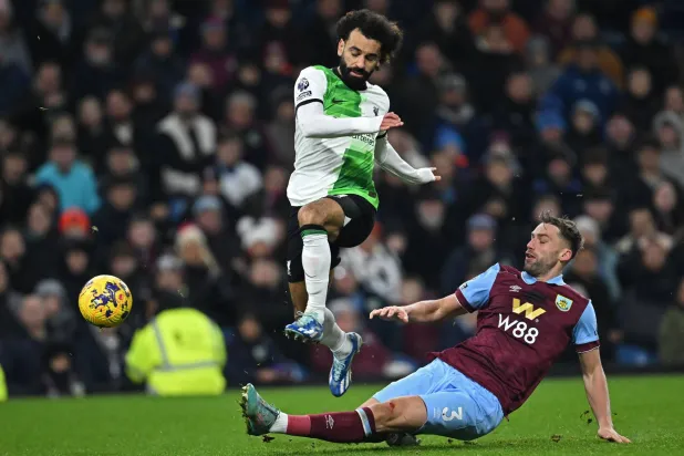 غياب صلاح عن ليفربول خلال شهر يناير قد يصب في صالح المنافسين الذامحين بالصدارة (ا ف ب)