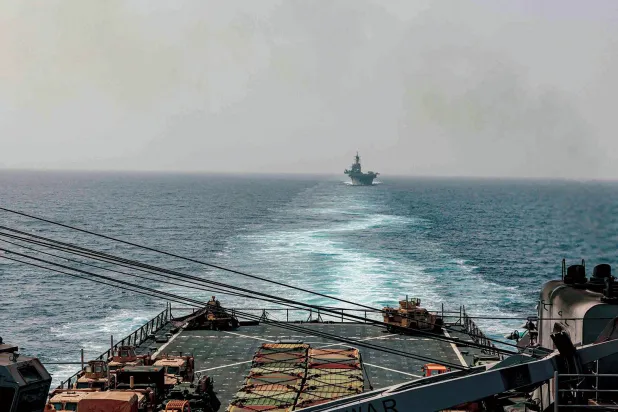 تساند المدمرات الأميركية في البحر الأحمر سفن الشحن (أ.ب)