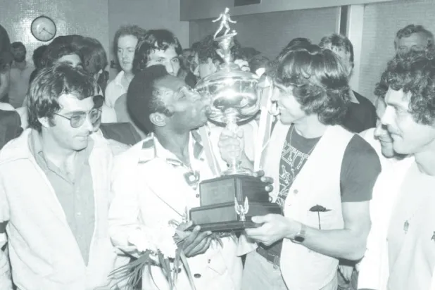 بيليه يحتفل بكأس الدوري الأميركي للمنطقة الشمالية مع زملائه في كوزموس (أ.ب)