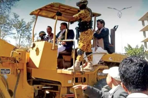 ابن عم زعيم الحوثيين يقود جرافة تستخدمها الميليشيات في هدم منازل السكان في إحدى مناطق إب اليمنية (إعلام حوثي)