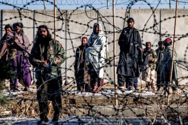 مقاتلو «طالبان» يتفقدون موقع الانفجار قرب مطار كابل العسكري أمس (أ.ب)