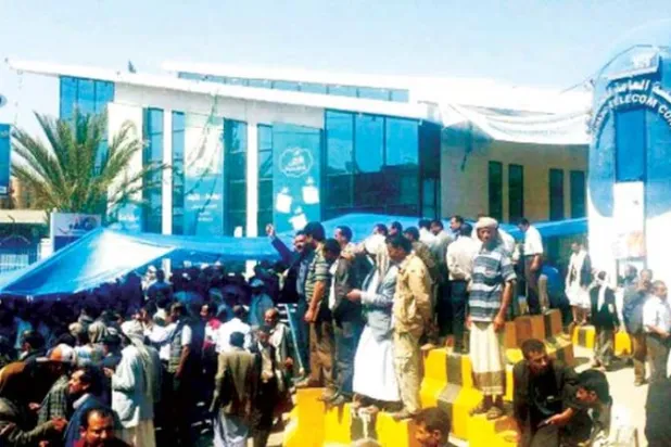 جانب من وقفة سابقة نفذها عاملون في قطاع الاتصالات بصنعاء احتجاجاً على فساد الحوثيين (فيسبوك)