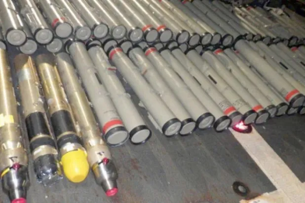 2020 yılında ABD Donanması tarafından durdurulan Husilere gönderilmiş İran silah sevkiyatından bir kare (ABD Donanması)