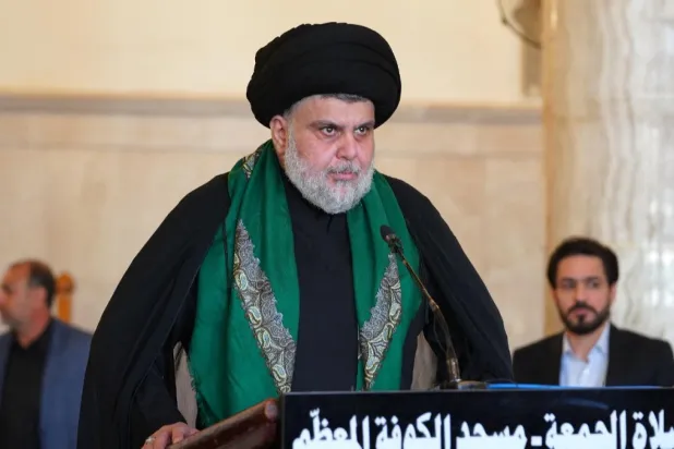 Mukteda es-Sadr'ın bazı destekçileri, Sadr'ın çekilerek sahayı rakiplerine bırakmasından şikayet ediyor / Fotoğraf: AFP
