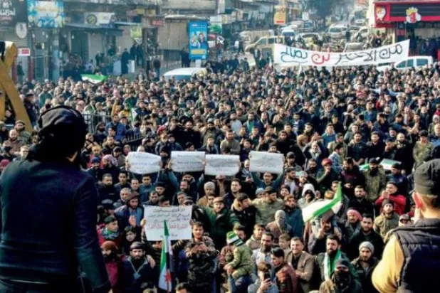 Suriye muhalefetinin Cuma günü sınır kenti El Bab'da Türkiye'nin Esad rejimiyle yakınlaşmasına karşı düzenlediği gösteride  (AFP) 