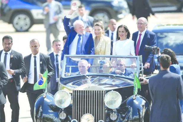 الرئيس لولا ونائبه آلكمين مع زوجتيهما خلال احتفال التنصيب في برازيليا (أ.ف.ب)