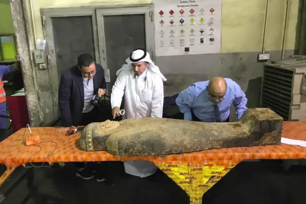 التابوت الفرعوني بعد وصوله إلى الكويت داخل كنبة (أرشيفية)