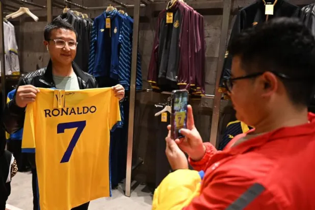 بات قميص النصر الذي يحمل الرقم 7 الأكثر مبيعاً (تصوير: بشير صالح)