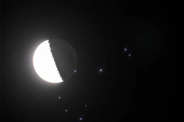 صورة سابقة لاقتران القمر مع نجوم الثريا (أرشيفية)