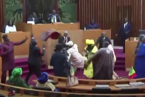 صورة من الفيديو الذي يُظهر ضرب النائبة السنغالية (ترتدي اللباس الأصفر) داخل البرلمان (ABC)