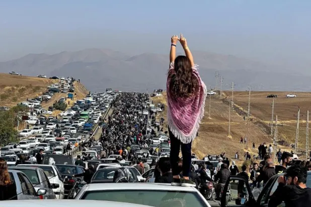 إيرانيون في الطريق إلى سقز مسقط رأس مهسا أميني (أ.ف.ب)