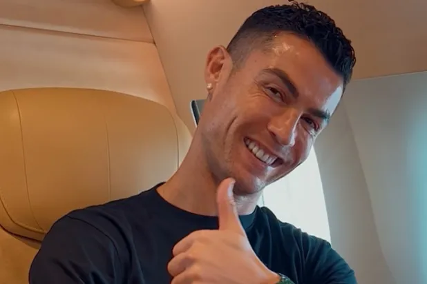 رونالدو يحلّق حالياً في الطائرة قادماً للرياض (النصر إنستغرام)