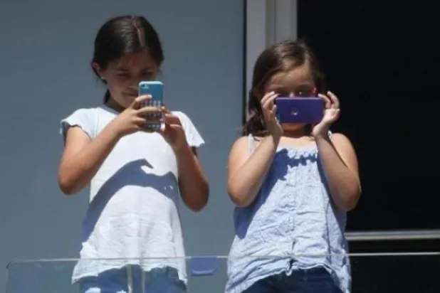 بعض الأطفال يشعرون بالحرج من مظهرهم بسبب مواقع التواصل (رويترز)