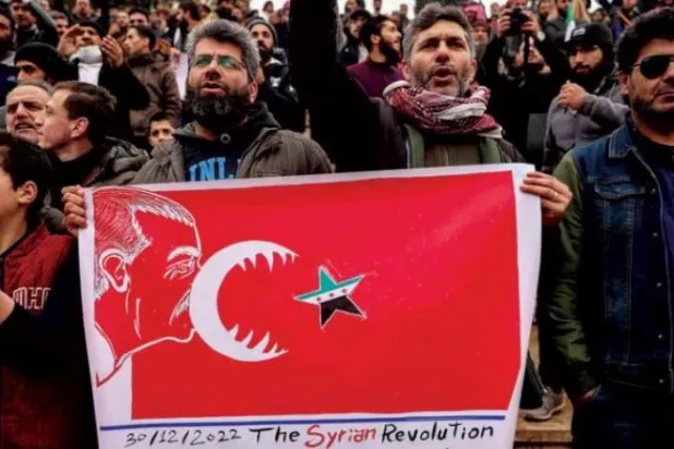 30 Aralık 2022'de Şam ile Ankara arasındaki normalleşmeye karşı İdlib'deki Suriyeli muhaliflerin düzenlediği protesto gösterisinden bir kare (EPA)
