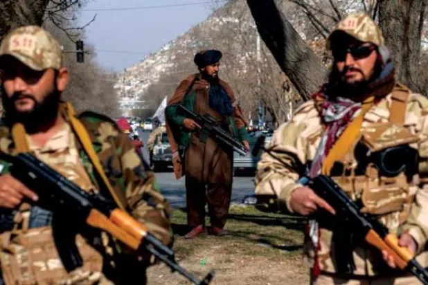 Son günlerde güvenliğin artırıldığı başkent Kabil'de daha fazla kontrol noktası kurulurken silahlı araçlar ve Taliban özel kuvvetleri ise sokaklarda daha sık görülmeye başlandı (AP)