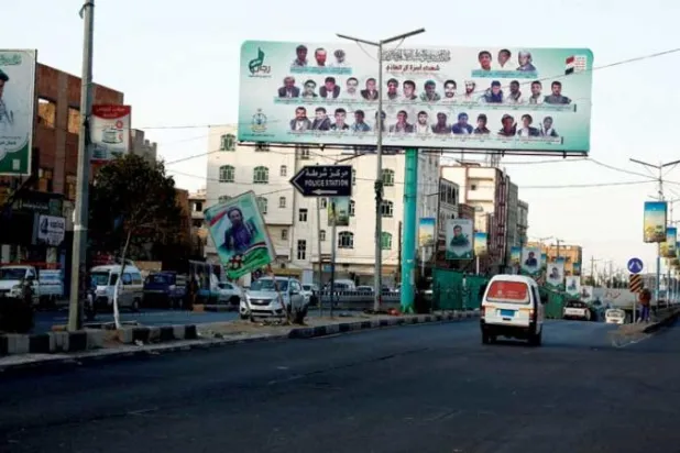 أغرق الحوثيون شوارع صنعاء باللوحات الإعلانية الضخمة التي تمجد قتلاهم (إ.ب.أ)