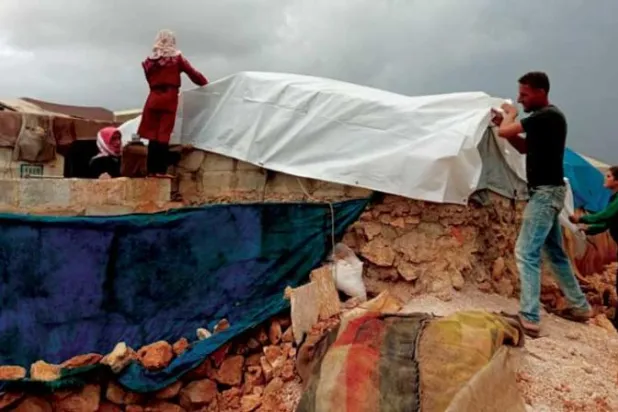 عائلة سورية نازحة في مخيمات إدلب (الشرق الأوسط)