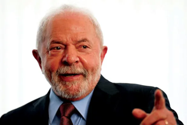 الرئيس لولا خلال اجتماع في العاصمة برازيليا أمس (أ.ف.ب)