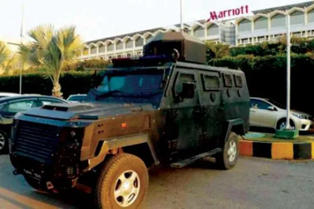 سيارة شرطة باكستانية خارج فندق ماريوت بالعاصمة إسلام آباد بعد إنذار أمني بتهديد إرهابي (إ.ب.أ)