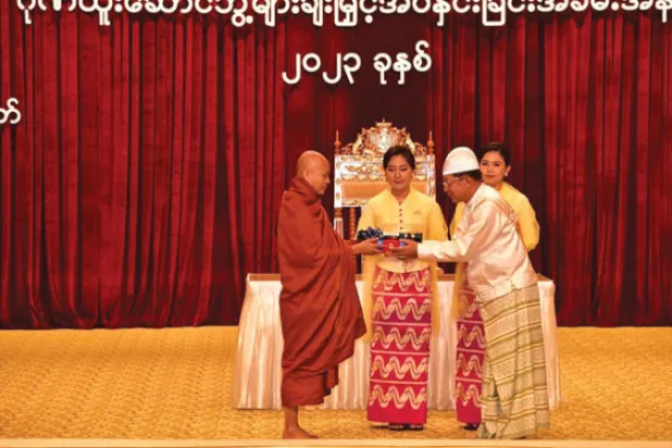 الراهب ويراثو خلال تكريمه أول من أمس (أ.ف.ب)