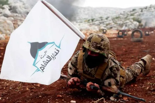 مقاتل من «هيئة تحرير الشام» خلال تدريبات في ريف إدلب يوم 8 نوفمبر الماضي (أ.ف.ب)