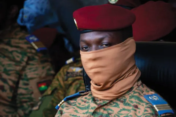 الكابتن إبراهيم تراوريه زعيم الانقلابيين في بوركينا فاسو بصورة تعود إلى 15 أكتوبر 2022 (أ.ب)