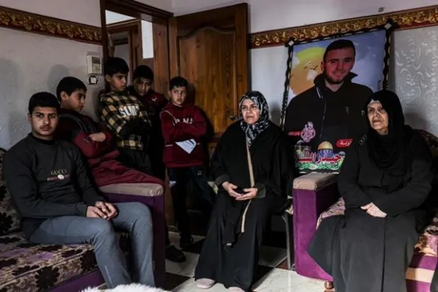 عائلة يونس الشاعر في منزلها برفح (أ.ف.ب)