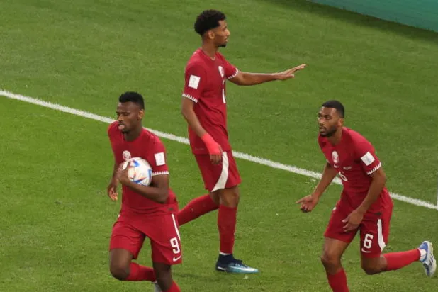 محمد مونتاري ابرز لاعبي منتخب قطر في خليجي 25 (إ.ب.أ)