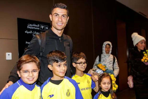 رونالدو محاطاً بأطفال استقبلوه أمس في المطار (نادي النصر السعودي)