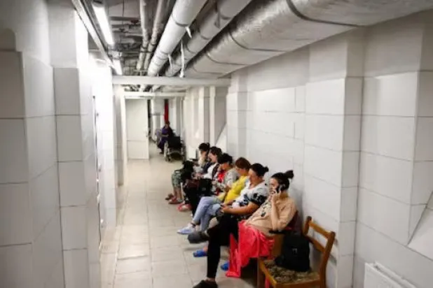 نساء حوامل ينتظرن بعيادة الكشف بمستشفى في بوينس آيرس (أ.ف.ب)