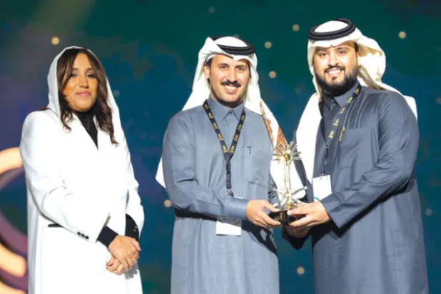 جمانا الراشد، الرئيس التنفيذي لـ{المجموعة السعودية للأبحاث والإعلام» تكرم ثواب السبيعي بجائزة المادة الإبداعية (الشرق الأوسط)