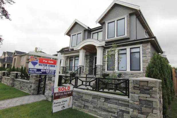 الحزب الليبرالي قال إن القانون سيساعد على إبطاء أسعار المنازل في سوق الإسكان الكندية (رويترز)