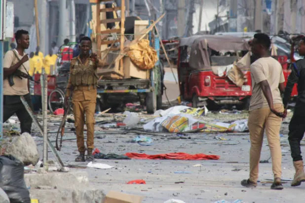 موقع تفجير سيارتين مفخختين في مقديشو في 29 أكتوبر 2022 (إ.ب.أ)