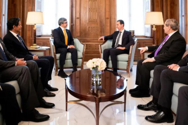 الرئيس السوري بشار الأسد والشيخ عبد الله بن زايد خلال اللقاء في دمشق أمس (وام)