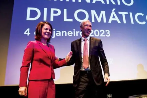 Annalena Baerbock, Portekizli mevkidaşı Joao Gomes Cravinho ile bir araya geldi. (EPA)