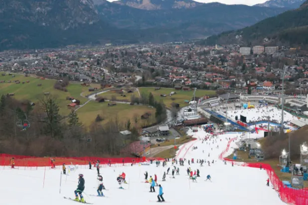 متزلجون على منحدر جليدي في ألمانيا خلال مسابقة بجبال الألب (أ.ب)