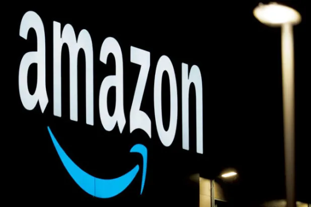 شعار شركة «أمازون» على أحد المراكز التجارية الألمانية (د.ب.أ)