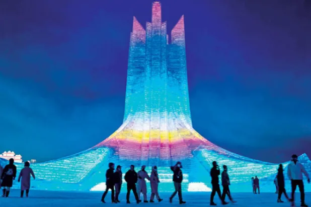 زائرون لمعرض الجليد العالمي في شمال شرقي الصين (أ.ف.ب)