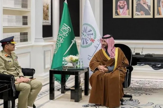 وزیر دفاع سعودی و رئیس ستاد ارتش پاکستان درباره همکاری نظامی و دفاعی گفت‌وگو کردند