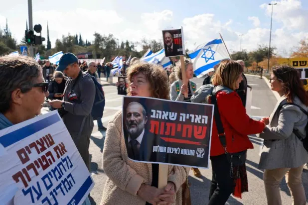 تظاهرة لناشطين يساريين أمام المحكمة العليا تأييداً لإجراءاتها المرتقبة ضد تعيين درعي (أ.ف.ب)