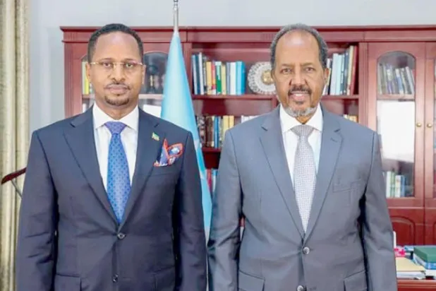الرئيس الصومالي (يمين) لدى لقائه سفير إثيوبيا أمس (صونا)