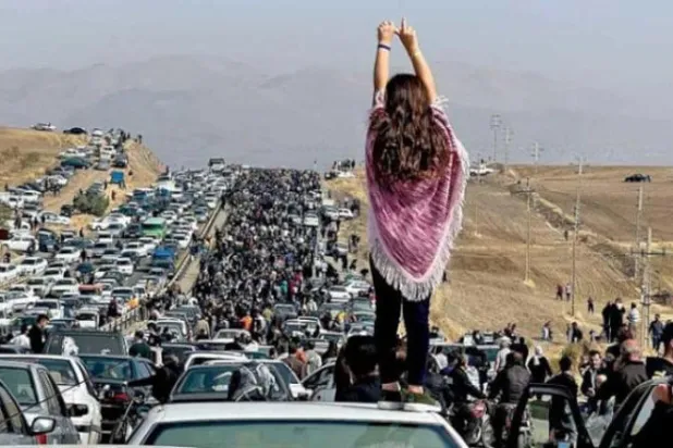 جانب من احتجاجات إيران في أكتوبر (تشرين الأول) حيث لعبت النساء دوراً مهماً فيها (أ.ف.ب)