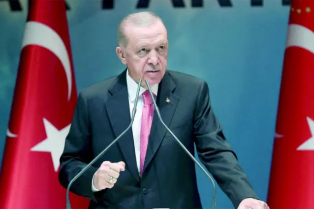 إردوغان يتحدث خلال اجتماع لحزب «العدالة والتنمية» الحاكم في أنقرة، أمس (رويترز)